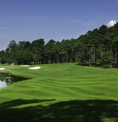 Mystic Creek Golf Hole with lake on side